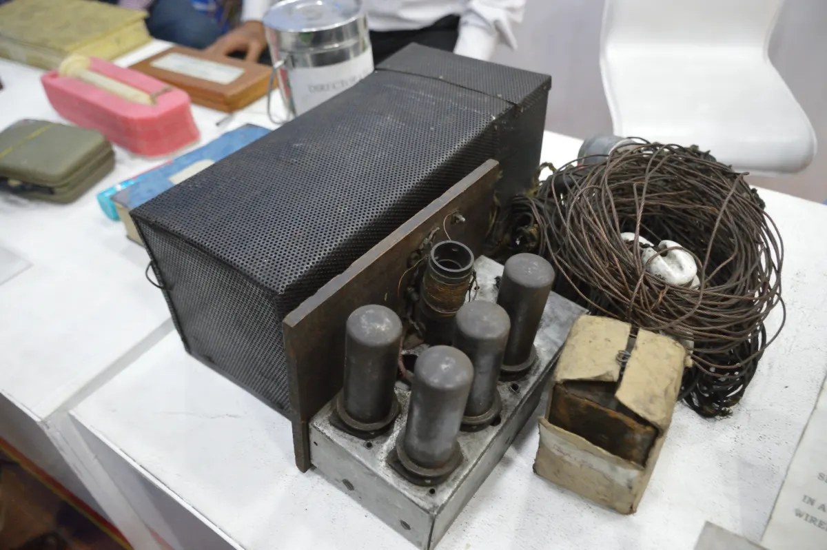 A 1944 radio transmitter used by the Indian National Army, with valves, a metal case and coiled wire, on display in a museum