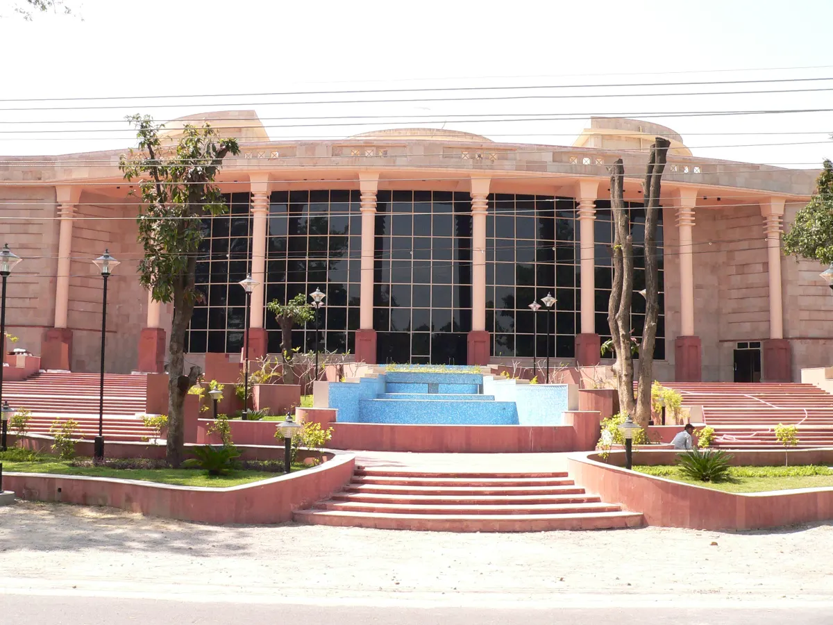 Central Library building at IIT Roorkee with steps and a fountain in front