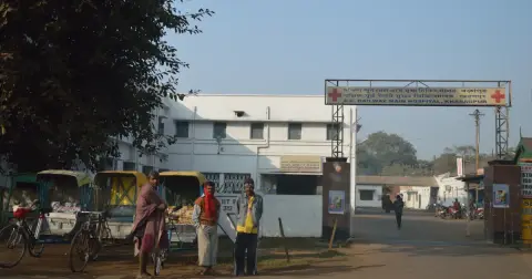 Entrance gate of the South Eastern Railway Main Hospital in Kharagpur, with its signboard in Bengali, Hindi and English
